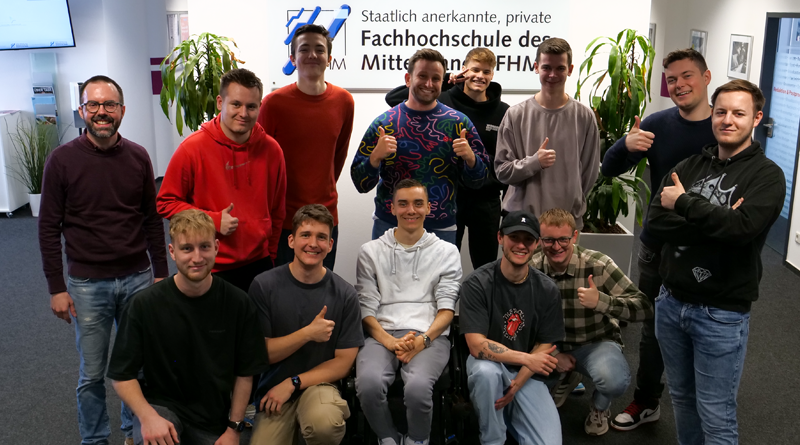 Gruppenfoto mit den Sportjournalismus-Studenten der FHM und Archie Rind-Tutt