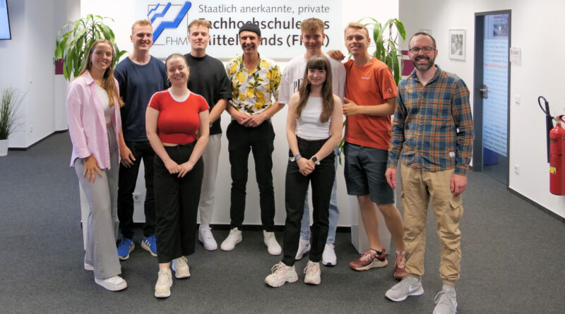 Ein Gruppenfoto der Studierenden der FHM Köln und Torsten Knippers am Media Day