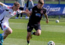 Robin Velasco im Zweikampf mit einem Spieler von Fortuna Düsseldorf II.